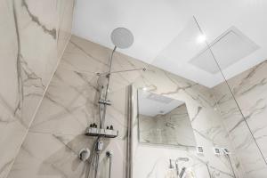 Luxury Suite Apartment With Sea View #55 By Hashdera Eilat的一间浴室