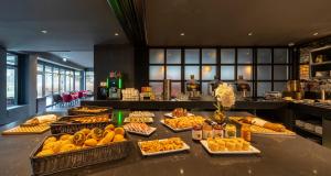 a buffet with many baskets of food on a table at PLAZA Premium Parkhotel Neu-Ulm in Ulm