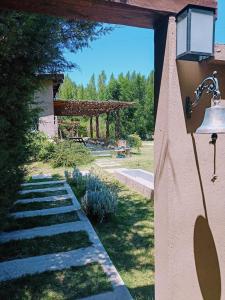 Colonia Las RosasにあるEl rancho de Anaの外側から庭園を望む +16枚の写真