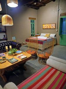 Colonia Las RosasにあるEl rancho de Anaのベッドとテーブルと椅子のあるリビングルーム