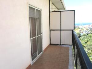 - Balcón con puertas correderas en un edificio en Appartamento Vallone Petrara, en Reggio Calabria