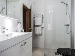 Koupelna v ubytování Apartment Trillevallen 8 by Interhome