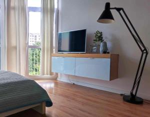 Televízia a/alebo spoločenská miestnosť v ubytovaní APARTAMENT KOŁOBRZEG
