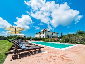 una villa con piscina y una casa en Villa Michelangioli by Interhome, en Castroncello