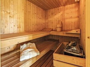 una sauna con paredes y suelos de madera en Villa Michelangioli by Interhome, en Castroncello 47 fotos más