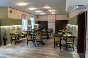 Reštaurácia alebo iné gastronomické zariadenie v ubytovaní Franko hotel + 12 fotografií