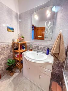 a bathroom with a sink and a mirror at Superhost Stay Garden View Double Room near Lisbon and Beaches in Corroios +15 photos