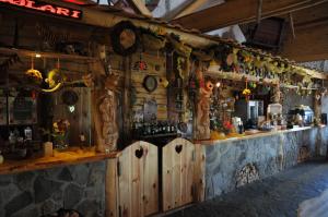 Lounge alebo bar v ubytovaní Zajazd Mihałufka
