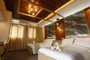 那牙La Joya Suite的一间卧室，配有两张床和一个大窗户