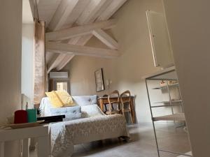 ein Wohnzimmer mit einem Bett und einem Stuhl in der Unterkunft santarelli in Fermo