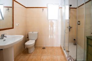 een badkamer met toilet, wastafel en douche bij A&N Refugio del Mar in Torre del Mar +49 foto's