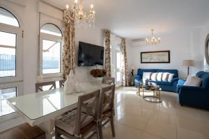 een woonkamer met een tafel en een blauwe bank bij A&N Refugio del Mar in Torre del Mar