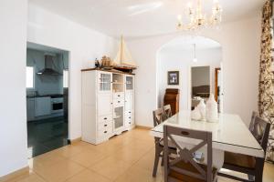 een eetkamer met een witte tafel en stoelen bij A&N Refugio del Mar in Torre del Mar