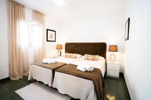 een slaapkamer met twee bedden met handdoeken erop bij A&N Refugio del Mar in Torre del Mar