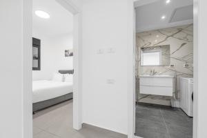 Luxury Suite Apartment With Sea View #64 By Hashdera Eilat的一间浴室