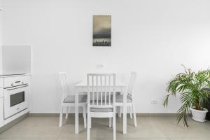 埃拉特Luxury Suite Apartment With Sea View #64 By Hashdera Eilat的白色的厨房配有桌椅