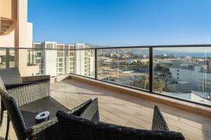 Luxury Suite Apartment With Sea View #64 By Hashdera Eilat的阳台或露台
