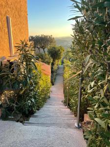 a garden path with plants and a building at Loucasa Location les Issambres in Les Issambres