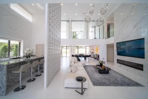 Lumière Villas Phuket - Golfside Retreat in Laguna的电视和/或娱乐中心