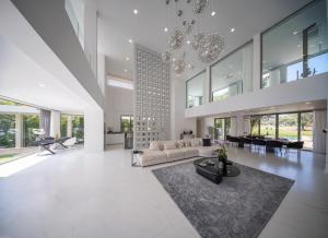 Lumière Villas Phuket - Golfside Retreat in Laguna的休息区