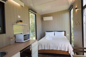 Una cocina o cocineta en Applewood Cabin 2 by Tiny Away