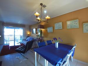 sala de estar con mesa azul y sofá en Port Empuries, en Empuriabrava