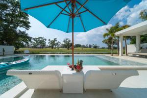 Bazén v ubytování Lumière Villas Phuket - Golfside Retreat in Laguna nebo v jeho okolí + 37 fotografií