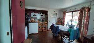 kuchnia ze stołem i krzesłami w pokoju w obiekcie KositasRikas B&B w mieście Viña del Mar