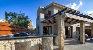 a patio of a house with a pergola at Villa HG08 Pyrinas in Kouklia