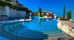 Bazén v ubytování Beautiful, Modern villa IZ01 with Private Garden and Hot Tub on Aphrodite Hills nebo v jeho okolí