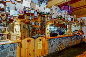 Lounge alebo bar v ubytovaní Zajazd Mihałufka