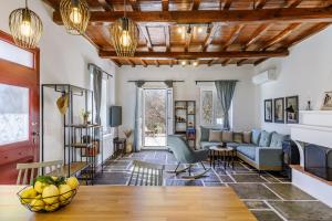 斯塔菲罗斯Anemi Villa Skopelos的客厅里有一张沙发和一张桌子。