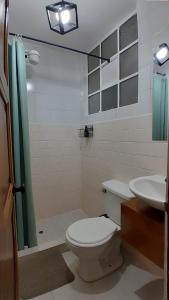 un baño con inodoro y lavabo en Habitacion Independiente Baño privado en La Macarena, en Bogotá