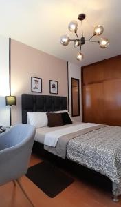 Un dormitorio con una cama grande y una bañera. en Habitacion Independiente Baño privado en La Macarena, en Bogotá 13 fotos más