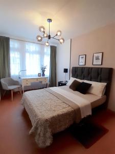 Un dormitorio con una cama grande y un escritorio. en Habitacion Independiente Baño privado en La Macarena, en Bogotá