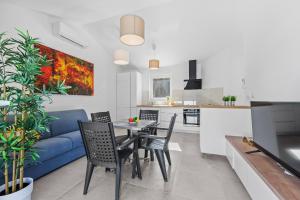 a living room and kitchen with a table and chairs at Barbariga Beach Paradise 1 in Peroj