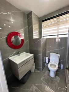 Ένα μπάνιο στο 806 Ocean View Luxury Free Wi-Fi Aircon Parking