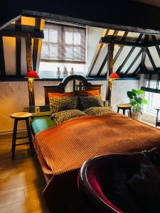 Postel nebo postele na pokoji v ubytování Slapen bij Café de Concurrent + 25 fotografií
