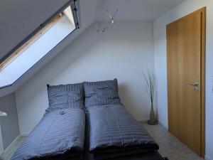 Postel nebo postele na pokoji v ubytování Ferienwohnung Stollburgblick