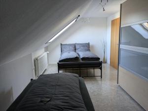 Postel nebo postele na pokoji v ubytování Ferienwohnung Stollburgblick