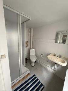 Phòng tắm tại Cozy Studio Apartment right next to the City Hall +26 ảnh