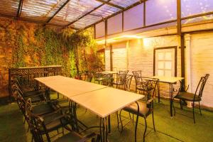 Treebo The Alpine Heritage Residency في شيملا: مجموعة طاولات وكراسي في الغرفة