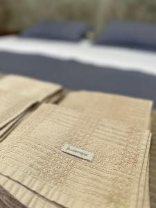 a brown shirt with a tag on top of it at Chalé Jacarandá - Hidro - Wifi e mais in Sapucaí-Mirim