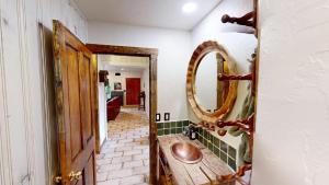 Phòng tắm tại Pack Creek ~ Meadow House +30 ảnh