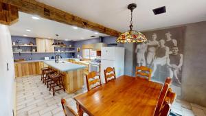 Nhà bếp/bếp nhỏ tại Pack Creek ~ Meadow House