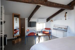 - une chambre avec un lit, des chaises et une table dans l'établissement Palazzo della Loggia B&B, à Naples