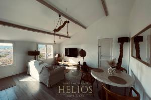 Jacuzzi Vue sur Mer Helios Suite & Spa的休息区