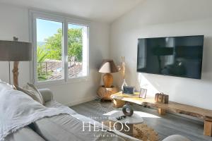 TV a/nebo společenská místnost v ubytování Jacuzzi Vue sur Mer Helios Suite & Spa