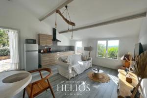 Kuchyň nebo kuchyňský kout v ubytování Jacuzzi Vue sur Mer Helios Suite & Spa