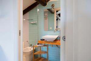 une salle de bains avec lavabo, baignoire et toilettes dans l'établissement Palazzo della Loggia B&B, à Naples 75 autres photos